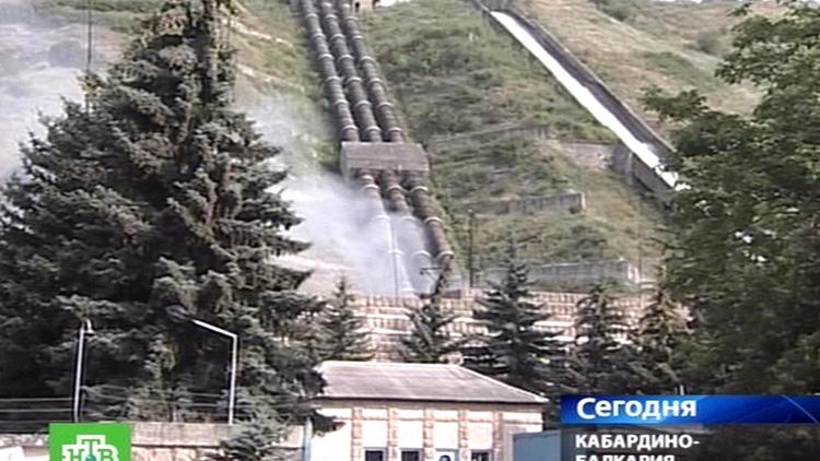 Une capture d'écran de la télévision russe montre l'attentat de 2010 contre la centrale hydroélectrique de Baksan, proche du village où une explosion a eu lieu vendredi [Ntv / NTV/AFP/Archives]