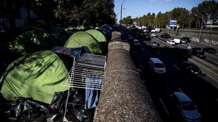 L'évacuation du campement de migrants de la Porte d'Aubervilliers à Paris, où vivaient plusieurs centaines de personnes, a débuté mardi matin. 