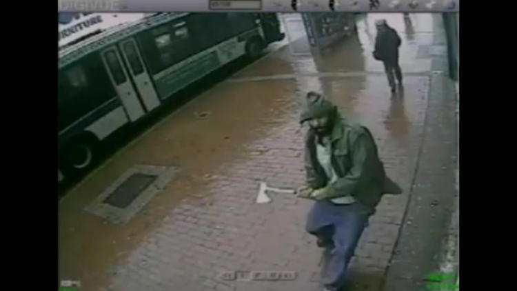 L'homme, présenté comme Zale Thompson, filmé quelques secondes avant l'attaque. 