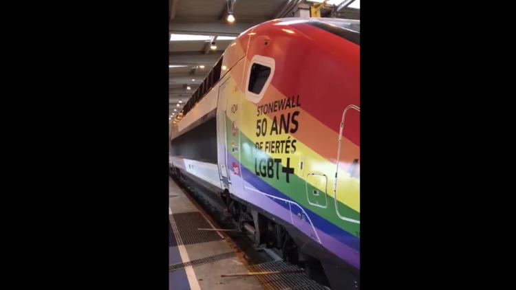 Jusqu'au 7 juillet, la SNCF va faire circuler un train dont la rame avant se pare des couleurs arc-en-ciel du drapeau LGBTQI+.