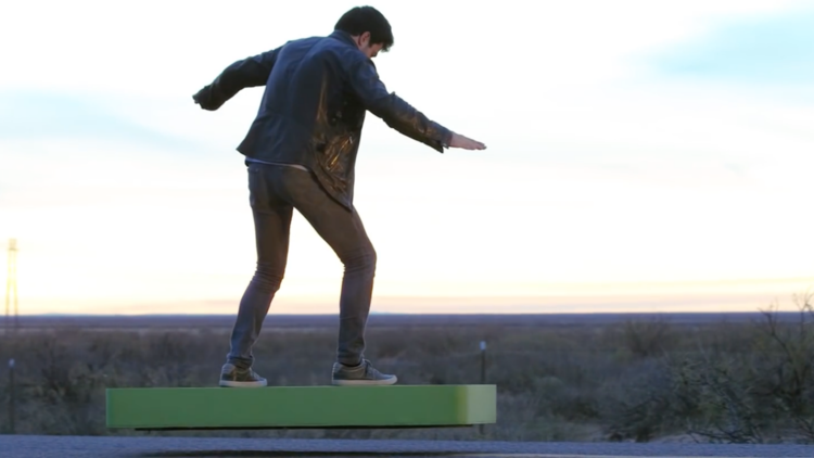 Le hoverboard permet de léviter à trente centimètres du sol pendant six minutes. 