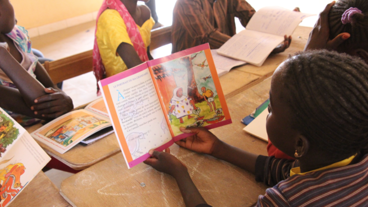 Des enfants lisent dans la région de Fatick, Sénégal