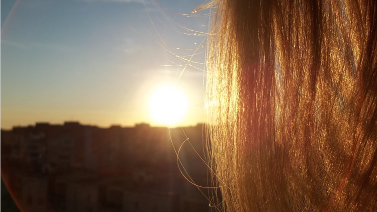 Pour en finir avec la casse et le dessèchement, découvrez nos conseils pour protéger vos cheveux du soleil naturellement tout l'été.