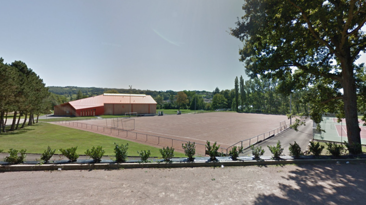 Sans éclairage, le vieux terrain de foot en terre de Saint-Denis-de-Cabanne est devenu trop dangereux pour les joueurs.