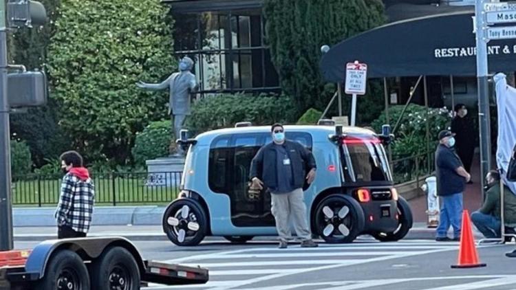 Le taxi autonome de Zoox a été aperçu devant un hôtel de San Francisco, lors d'une séance photo.