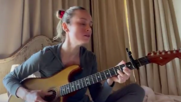 Brie Larson reprend la chanson de Pomme en français, et à la guitare.