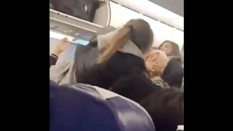 La bagarre a été filmée dans l'avion par des passagers médusés.