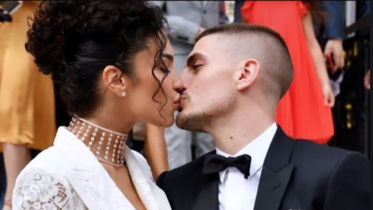Marco Verratti et sa femme, le top français Jessica Aïdi, sont sortis de la mairie sous des applaudissements nourris, échangeant un baiser. 