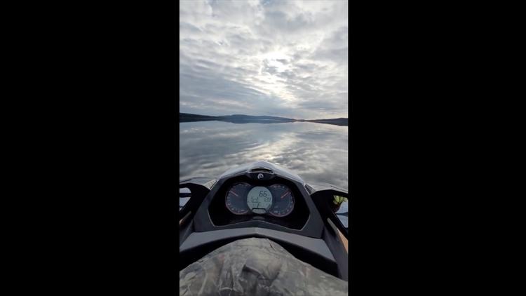 Le reflet des nuages sur un lac et sa surface parfaitement plane donnent l’impression que rien ne bouge, y compris le jet-ski. 