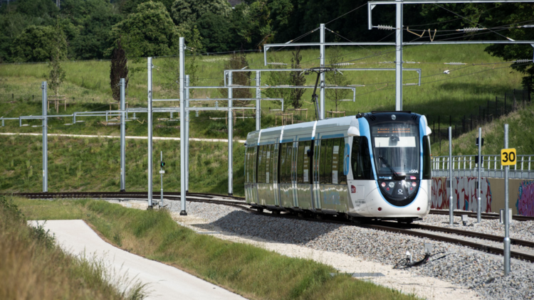 La particularité du tram T13 est qu'il circule sur des voies ferrées déjà existantes.