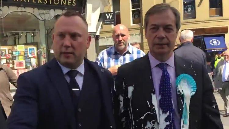 Nigel Farage (à droite) a été visé par un lancer de milk-shake alors qu'il était en déplacement à Newcastle, en Angleterre, dans le cadre de sa campagne pour les élections européennes. 