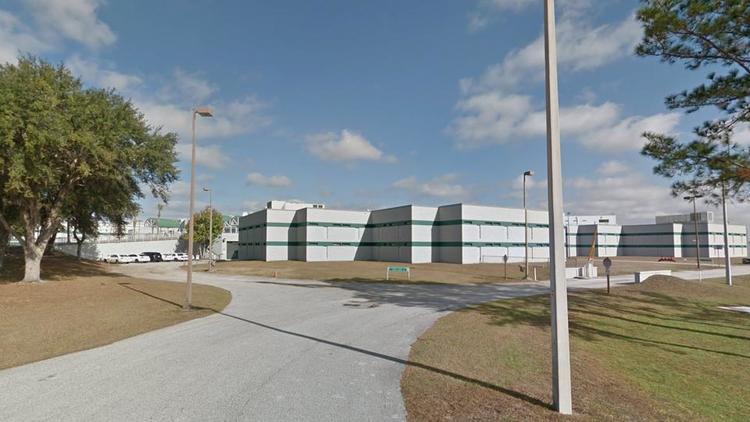 La prison de Land O' Lakes en Floride a vu l'un de ses anciens détenus, à peine libéré, forcer 26 voitures sur le parking du centre pénitentiaire. 