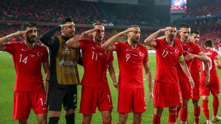 Ce salut militaire a été effectué par les joueurs turcs après le but victorieux de Cenk Tosun contre l'Albanie, en éliminatoires pour l'Euro 2020 (1-0).