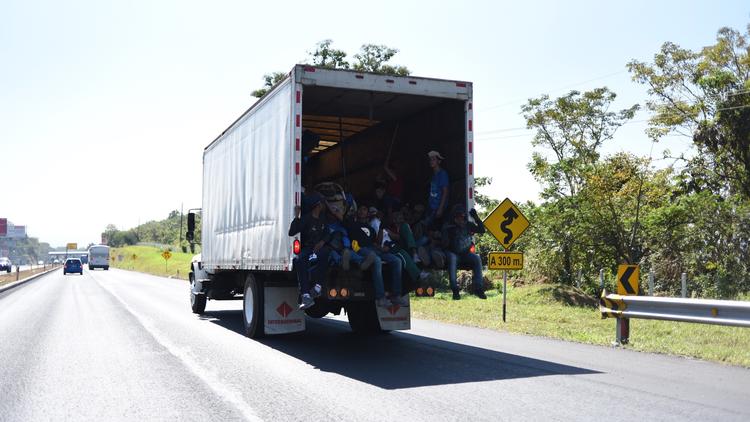 Des migrants honduriens se rendent aux États-Unis à bord d'un camion à 50 km au sud de la ville de Guatemala, le 17 janvier 2019.