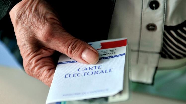 La droit de vote des étrangers aux élections locales sera mis en place, assure l'entourage du président de la République