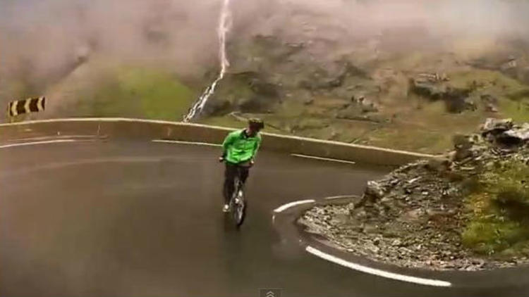 Vidéo : il descend une montagne à vélo et à l'envers