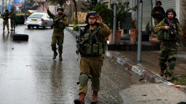 Les forces de sécurité israéliennes le 6 novembre 2015 à Hébron [AHMAD GHARABLI / AFP/Archives]