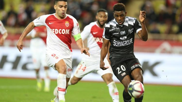 L'attaquant de Monaco Radamel Falcao (g) impuissant face au défenseur camerounais de Guingamp Félix Eboa Eboa, le 22 décembre 2018 au stade Louis-II de Monaco  [VALERY HACHE / AFP]