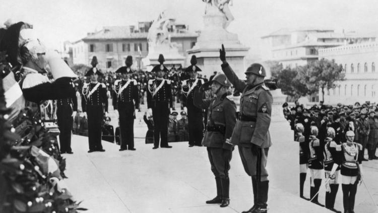 Une photo prise le 1er novembre 1938 montre le dictateur fasciste Benito Mussolini lors d'une cérémonie sur la Tombe du Soldat inconnu à Rome pour célébrer la Journée de la Victoire [FRANCE PRESSE VOIR/AFP/Archives]