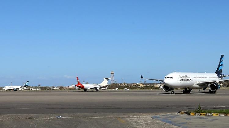 Une photo prise le 8 avril 2019 montre des avions stationnés sur le tarmac de l'aéroport Mitiga dans la capitale libyenne Tripoli

 [Mahmud TURKIA / AFP/Archives]