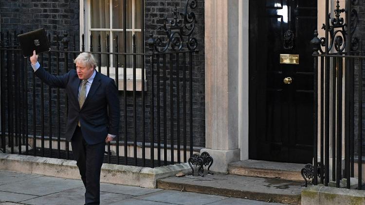 Le Premier ministre britannique Boris Johnson salue la foule devant le 10 Downing Street le 13 décembre au lendemain de sa victoire aux législatives [DANIEL LEAL-OLIVAS / AFP]