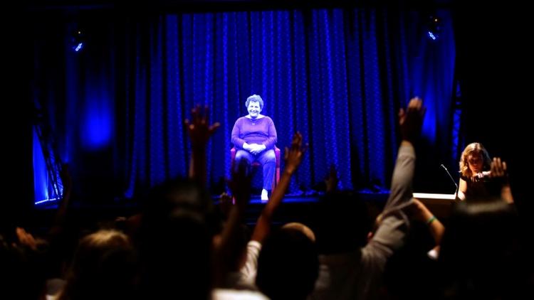 Des élèves lèvent la main pour poser une question à l'hologramme en 3D d'Adina Sella, survivante de l'Holocauste, le 26 octobre 2017 au musée de l'Holocauste de l'Illinois [Joshua Lott / AFP]