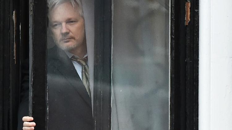 Julian Assange au balcon de l'ambassade d'Equateur le 5 février 2016 à Londres  [BEN STANSALL                         / AFP/Archives]