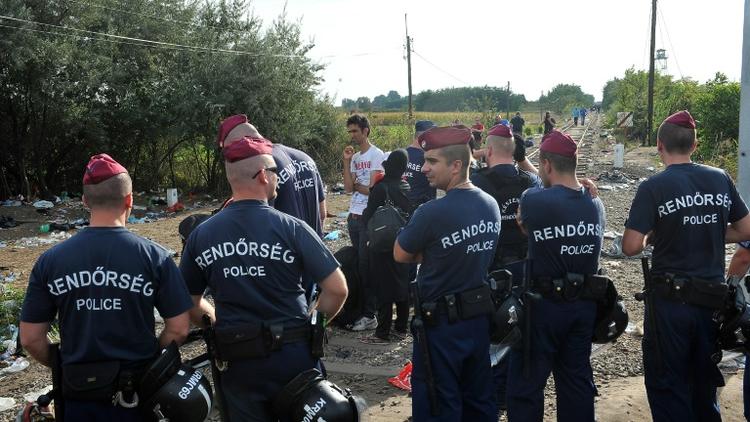 Des policiers hongrois bloquent le passage le 14 septembre 2015 à Horgos  [ELVIS BARUKCIC / AFP]