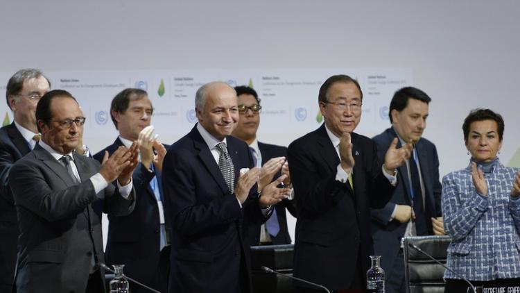 François Hollande, Laurent Fabius et Ban Ki-moon à la clôture de la COP21 à Paris, le 12 décembre 2015 [MIGUEL MEDINA / AFP/Archives]