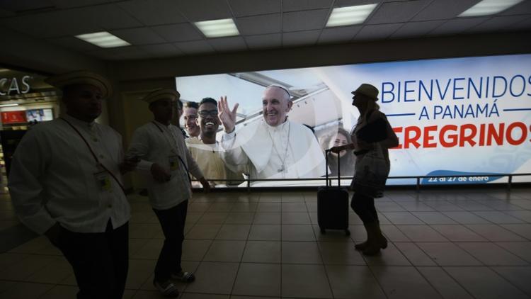 Une affiche avec le pape François et le slogan "Bienvenue au Panama, pèlerins" à l'aéroport de Panama le 21 janvier 2019. [JOHAN ORDONEZ / AFP]