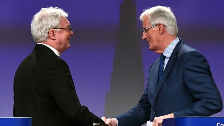 Le négociateur en chef de l'UE Michel Barnier (d) et  son homologue britannique David Davis, le 12 octobre 2017 à Bruxelles [EMMANUEL DUNAND / AFP/Archives]