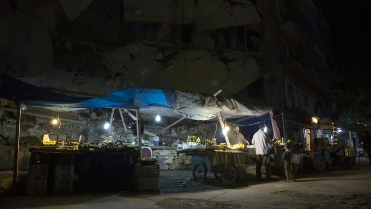 Un marchand de fruits et légumes ouvre son étal quelques heures après l'annonce d'une trêve de 48 heures à Alep en Syrie, le 4 mai 2016  [KARAM AL-MASRI / AFP]