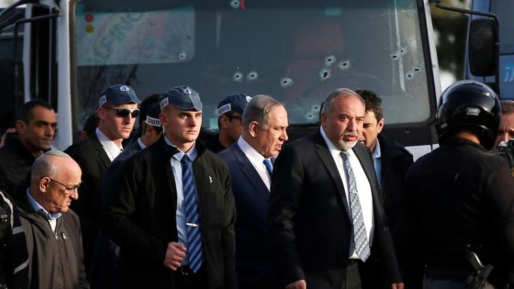 Le Premier ministre israélien Benjamin Netanyahu sur le site d'une attaque au camion, le 8 janvier 2017 à Jérusalem [AHMAD GHARABLI / AFP]