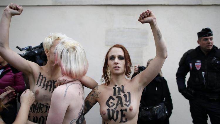 Eloïse Bouton lors d'une action des Femen le 18 novembre 2013 à Paris [Kenzo Tribouillard / AFP/Archives]