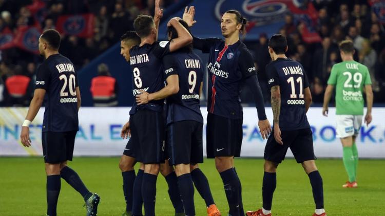 Les joueurs du PSG se congratulent après le but de Zlatan Ibrahimovic contre Saint-Etienne, le 25 octobre 2015 au Parc des Princes [MIGUEL MEDINA / AFP]