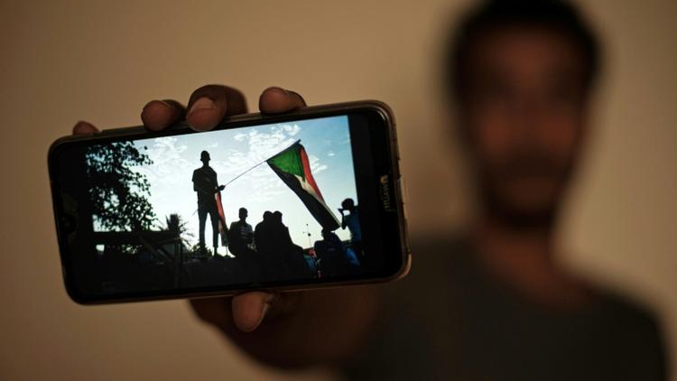 Le manifestant soudanais Akram montre une photo prise pendant le sit-in à Khartoum, lors d'une interview avec l'AFP, le 15 juin 2019 [- / AFP]