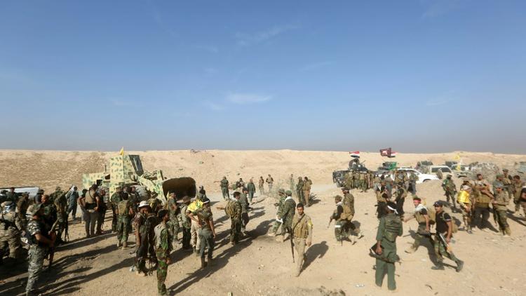 Les combattants chiites irakiens des unités de mobilisation populaire se regroupent alors qu'ils progressent vers Baïji en Irak, le 18 octobre 2015 [AHMAD AL-RUBAYE / AFP]