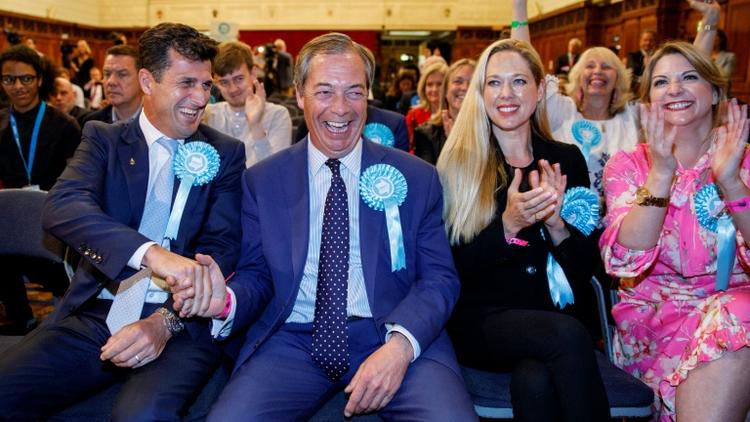 Le chef du Parti du Brexit Nigel Farage (au centre) écoute les résultats des élections européennes à Southampton, dans le sud de l'Angleterre, le 27 mai 2019 à l'aube [TOLGA AKMEN / AFP]