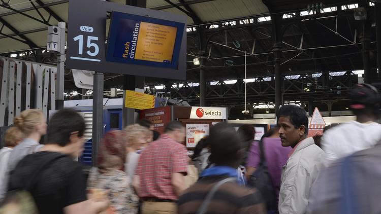 Des voyageurs à la gare Saint-Lazare à Paris [Miguel Medina / AFP/Archives]