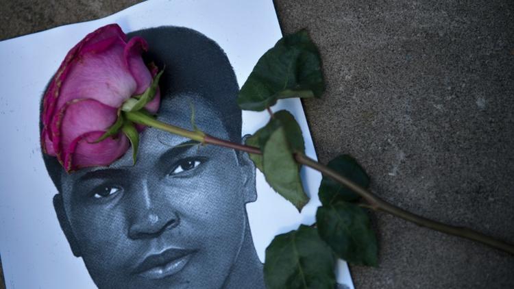 Une rose sur le portrait de Mohamed Ali dans le centre qui porte son nom, le 5 juin 2016 à Louisville dans le Kentucky [Brendan Smialowski / AFP]