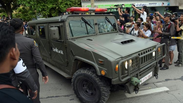 Une voiture de l'armée transporte un suspect dans l'enquête sur l'attentat de Bangkok qui a fait vingt morts, le 29 août 2015 à Bangkok en Thaïlande [Christophe Archambault / AFP]