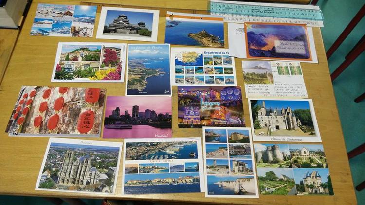 A l'aide de ces cartes postales, cette institutrice réussit beaucoup mieux à capter l'attention de ses élèves
