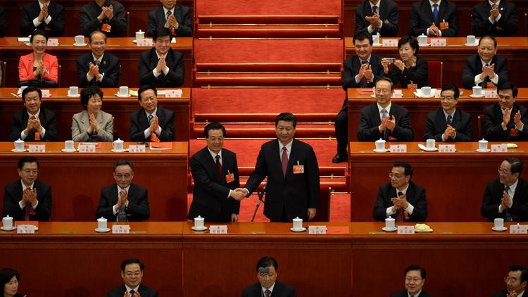 Le nouveau président Xi Jinping (d) est félicité après son élection par l'ancien président Hu Jintao, le 14 mars 2013 par l'Assemblée nationale populaire chinoise [Mark Ralston / AFP/Archives]