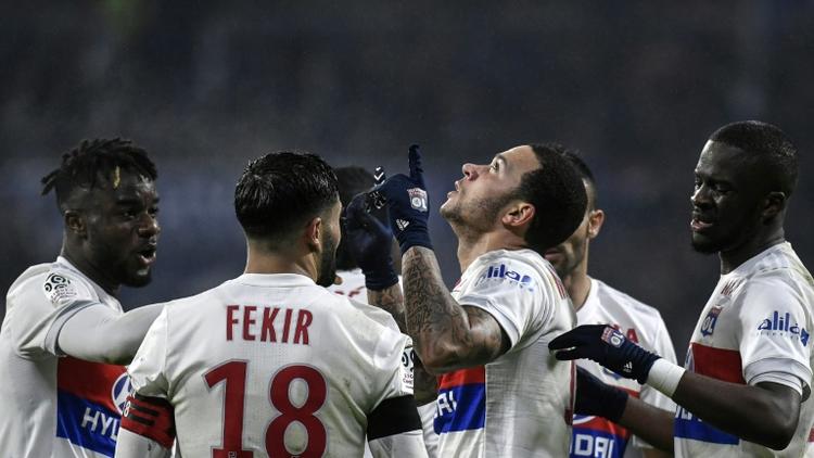L'attaquant de Lyon Memphis Depay (C) fou de joie après avoir marqué le but de la victoire contre le PSG au stade Décines Charpieu le 28 janvier 2018 [JEFF PACHOUD / AFP]
