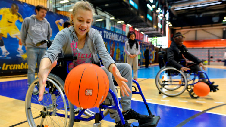 Des matchs de basket en fauteuil entre personnes valides et handicapées sont notamment prévus.