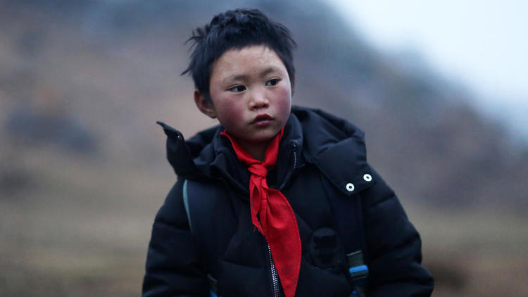 Le jeune Chinois de 8 ans a eu les cheveux et sourcils gelés après avoir marché des kilomètres jusqu'à son école. 