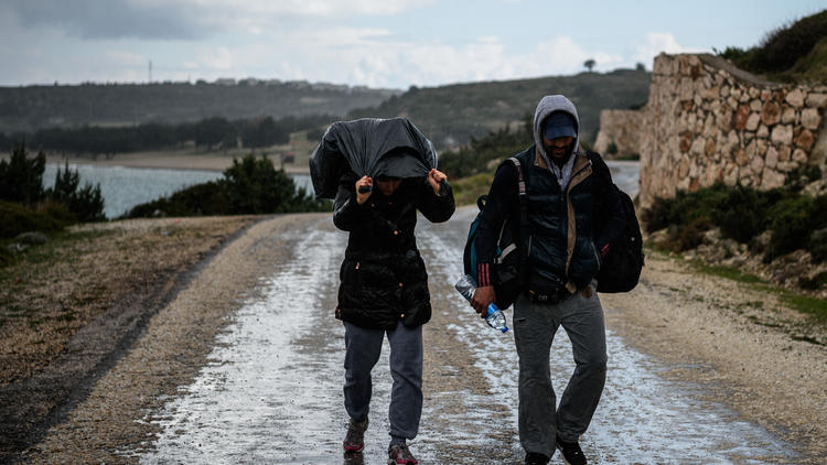 Des réfugiés arrivent sur l'île de Chios, en Grèce, en mars 2016.