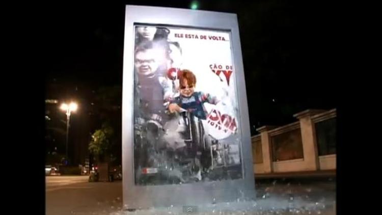 "Chucky" s'échappe d'un panneau publicitaire situé à un arrêt de bus de São Paulo (Brésil) pour terroriser les passants
