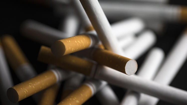 Il est désormais illégal pour un détaillant aux Etats-Unis de vendre des produits du tabac, comme les cigarettes, les cigares et les cigarettes électroniques, à toute personne de moins de 21 ans. 