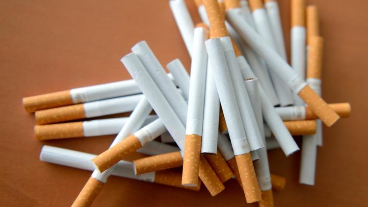 Le plan anti-tabac prévoit des mesures pour protéger les enfants. [Denis Charlet / AFP/Archive]